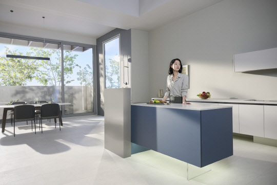 LX지인 키친 시프트 클라우드 모던 알비블루 제품이 적용된 주방 공간. <LX하우시스>